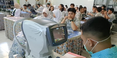 LAC Goes To School di SMAN 5 Surabaya: Edukasi Siswa dan Guru SMAN 5 Surabaya Tentang Kesehatan Mata