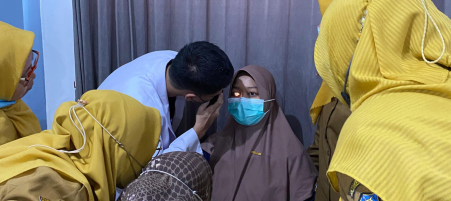 Pelatihan Penggunaan Ophthalmoskop Bagi Tim Medis & Tenaga Kesehatan Puskesmas Tanah Kali Kedinding