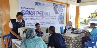 RS Mata Undaan Dukung Kegiatan CSR “SAKA Peduli 2025” di Pesisir Lamongan: Pemeriksaan dan Pembagian Kacamata Gratis untuk Ratusan Warga
