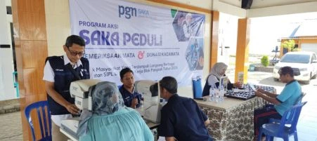 RS Mata Undaan Dukung Kegiatan CSR “SAKA Peduli 2025” di Pesisir Lamongan: Pemeriksaan dan Pembagian Kacamata Gratis untuk Ratusan Warga